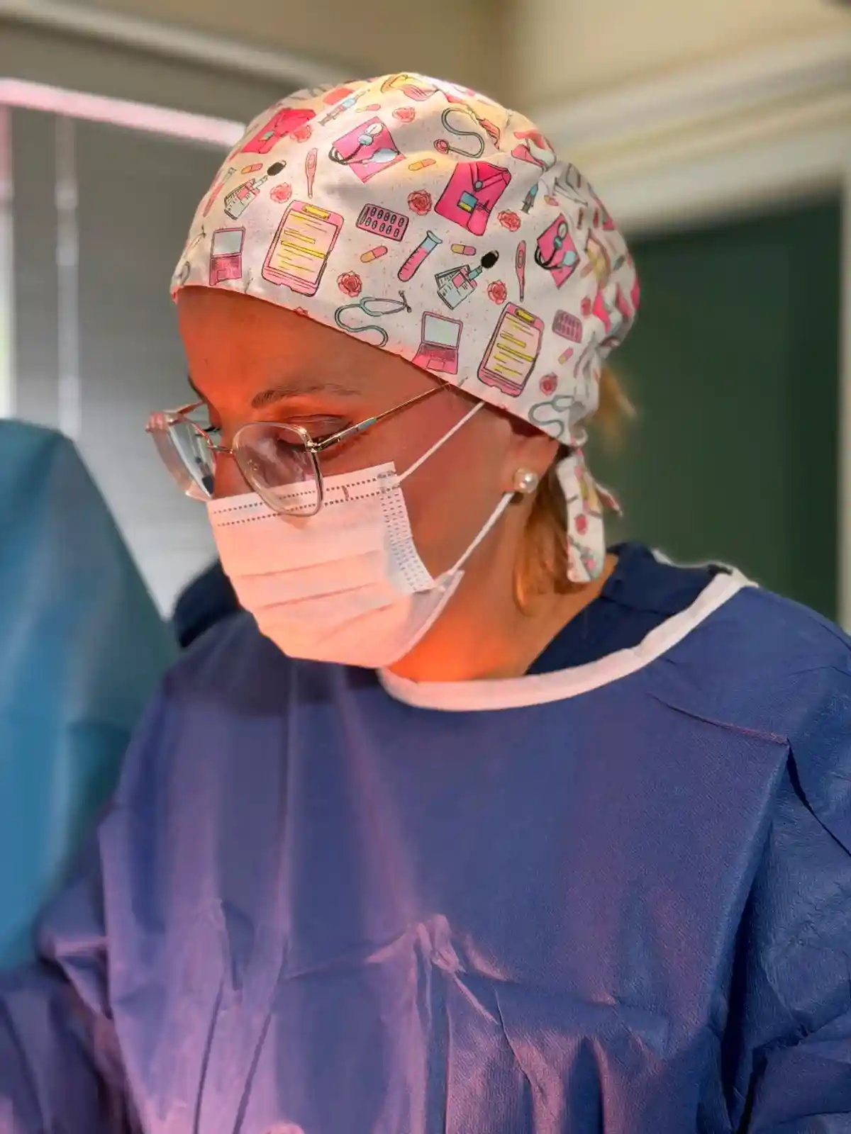 Dr Ivana Kostić tokom konsultacija za povećanje grudi